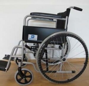 SILLA DE RUEDAS DE ACERO ESMALTADA DE 18 PULG (45.72 CM) GRIS NEUMATICA PIERNERAS FIJAS 115 KG