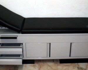 Chaisselonge de gabinete con cajones y puertas abatibles